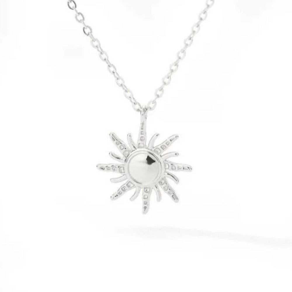 Neveah Jewellry Sun Necklace